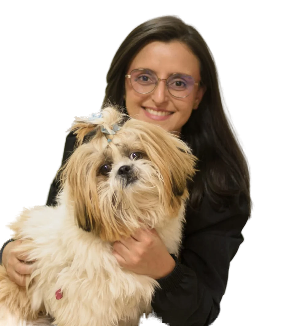 Dra. Mariana Duarte, hematologista veterinária em Uberlândia, com um cão shih-tzu